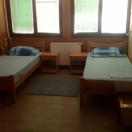 Auberge de jeunesse Av *